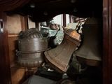 de nombreuses cloches exposées dans une vitrine