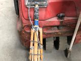 une photo d'un camion rouge avec une échelle fixée à l'avant