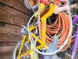 de nombreux vélos entassés les uns sur les autres dans le garage