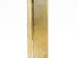 l'image d'un briquet doré posé sur une surface blanche