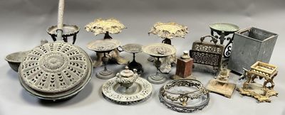 un grand nombre d'objets en argent posés sur une table