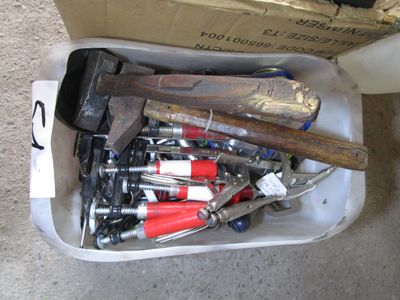 une boîte remplie d'outils posés sur le sol