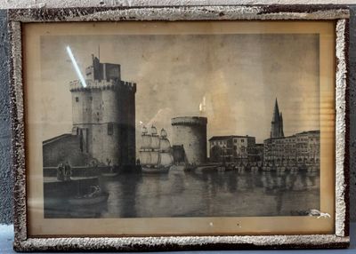 une photo d'une photo en noir et blanc d'un château