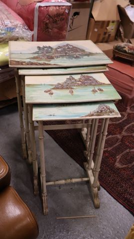 Ensemble de quatre tables gigognes rechampies blanc avec incrusta...
