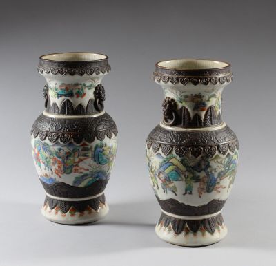 paire de vases chinois avec des oiseaux et des fleurs peints dessus
