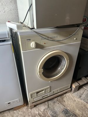 un lave-linge et un sèche-linge placés l'un à côté de l'autre