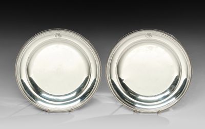 une paire de plats argentés sur socles