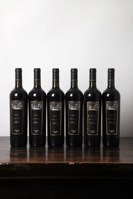 six bouteilles de vin sont alignées sur une table en bois
