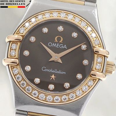 une image montrant un gros plan d'une montre sertie de diamants