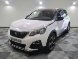 la voiture blanche est garée dans le garage sur un sol en damier