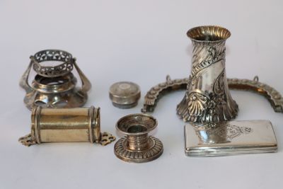 beaucoup d'objets en argent posés sur une table