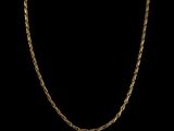 un collier à chaîne en or avec un maillon allongé sur fond noir