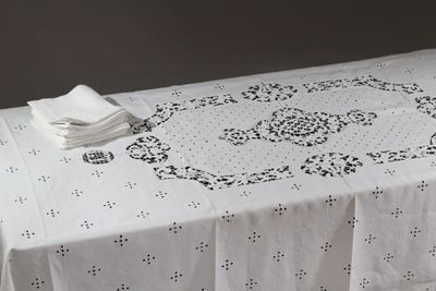 une table blanche recouverte d'une nappe blanche et de serviettes