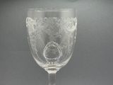 un verre à vin orné d'un motif, posé sur une table