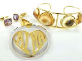 deux bijoux en or et en argent portant un monogramme
