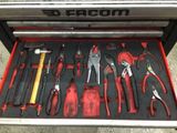 de nombreux outils différents dans une boîte à outils posée par terre