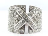 gros plan d'une bague avec des diamants sur fond blanc