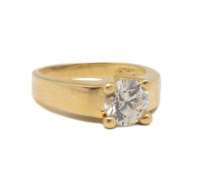 gros plan d'une bague en diamant sur fond blanc