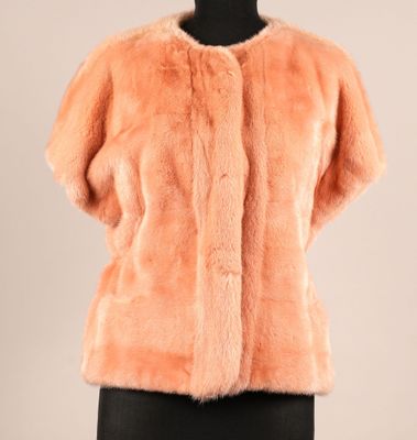 une veste en fourrure rose sur un mannequin, un mannequin, un mannequin, un mannequin, un mannequin, un mannequin, un mannequin, un mannequin, un mannequin, un mannequin, un mannequin, un mannequin, un mannequin, un mannequin, un mannequin, un mannequin, un mannequin, un mannequin, un mannequin, un mannequin, un mannequin, un mannequin, un mannequin, un mannequin, un mannequin, un mannequin, un mannequin, un mannequin, un mannequin, un mannequin, un mannequin, un mannequin