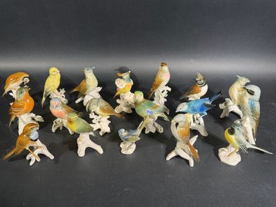 tout un tas de petites figurines d'oiseaux posées sur une table