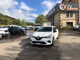 une voiture blanche garée devant un bâtiment dans un parking