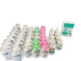 de nombreux tubes de dentifrice et du dentifrice sur une surface blanche