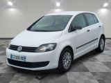 La Volkswagen B-Cross blanche est garée sur un sol à damier