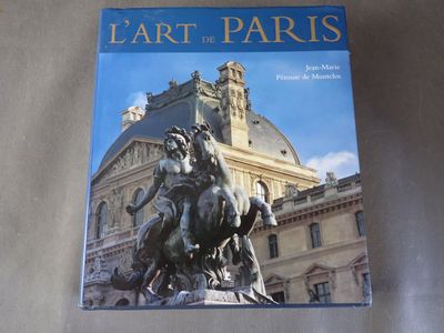 une image représentant un livre, avec une statue d'un homme à cheval devant un bâtiment