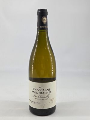 la bouteille de vin blanc est posée sur une surface blanche