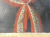un tableau représentant une femme en robe rouge tenant un éventail