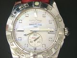 gros plan d'une montre-bracelet avec un bracelet rouge