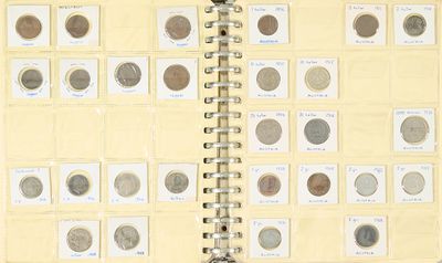 beaucoup de pièces de monnaie sur cette page d'un livre