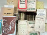 un grand nombre de livres empilés les uns sur les autres
