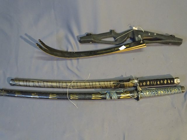 Cat D : Arc démonté GEOLOGIC, copie de 2 sabres japonais 