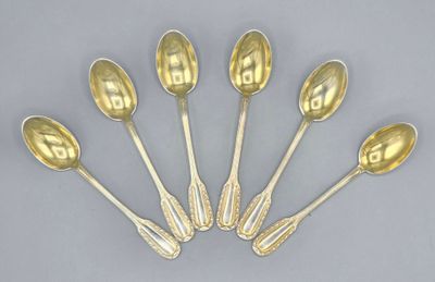 six cuillères en argent portant des numéros, posées sur une table