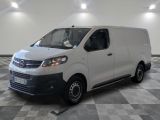 la camionnette blanche est garée sur le sol en damier d'une pièce