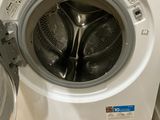 une machine à laver qui se trouve à côté d'une machine à laver