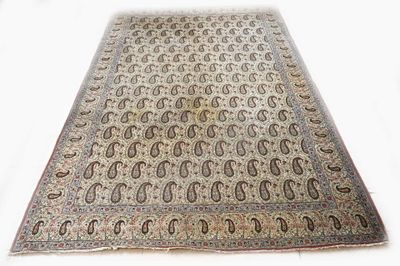 un tapis oriental à motifs cachemire sur fond blanc