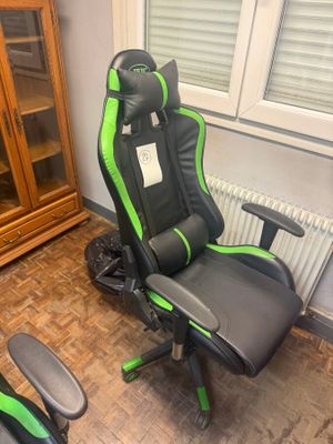 un fauteuil de gaming vert et noir et un fauteuil noir et vert