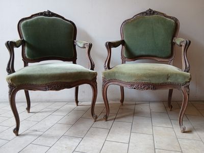 Paire de fauteuils à la reine de style Louis XV en bois natu…