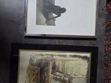 deux photos encadrées accrochées au mur d'une salle de bains