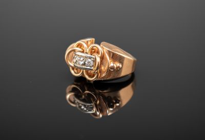 gros plan d'une bague en or avec des diamants sur une surface noire