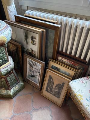 beaucoup de photos par terre, près d'un radiateur