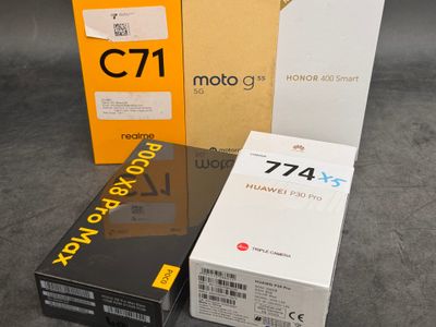 trois boîtes de tailles et de couleurs différentes contenant le même produit