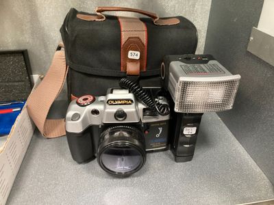 un appareil photo, une lampe de poche, un étui pour appareil photo et d'autres objets posés sur le comptoir