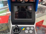 un petit jeu vidéo exposé dans un magasin