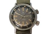 une photo d'une montre militaire avec un bracelet vert