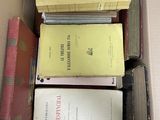 une boîte pleine de livres posée sur une table
