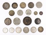 une image d'une collection de pièces de monnaie anciennes sur une surface blanche