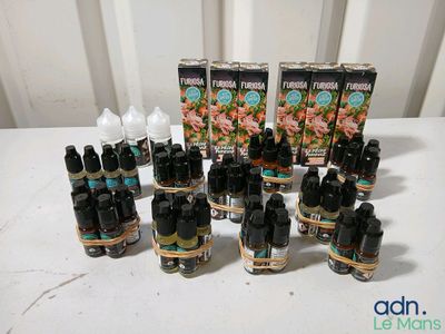 un lot de flacons d'huiles essentielles posés sur une table